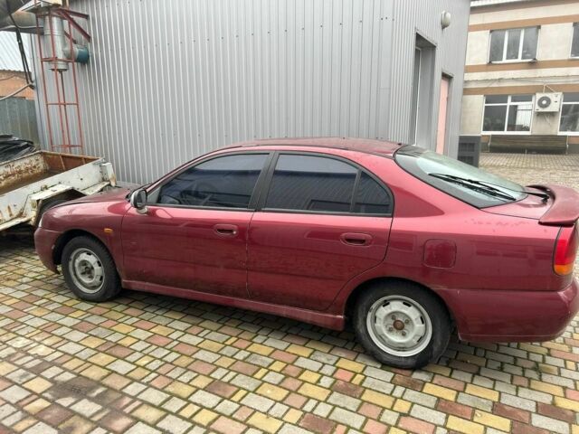 Красный Мицубиси Харизма, объемом двигателя 1.8 л и пробегом 200 тыс. км за 800 $, фото 1 на Automoto.ua