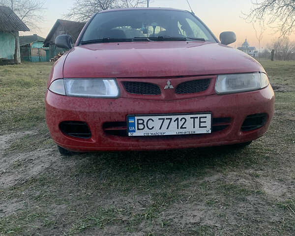 Красный Мицубиси Харизма, объемом двигателя 1.9 л и пробегом 350 тыс. км за 3000 $, фото 1 на Automoto.ua