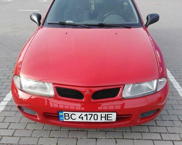 Красный Мицубиси Харизма, объемом двигателя 1.6 л и пробегом 270 тыс. км за 3000 $, фото 1 на Automoto.ua
