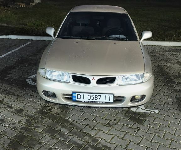 Серый Мицубиси Харизма, объемом двигателя 1.8 л и пробегом 350 тыс. км за 1500 $, фото 1 на Automoto.ua