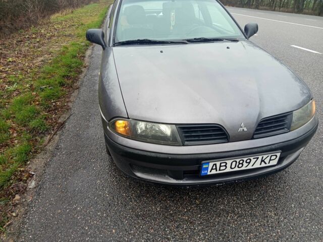 Серый Мицубиси Харизма, объемом двигателя 1.6 л и пробегом 230 тыс. км за 2500 $, фото 1 на Automoto.ua