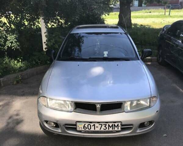 Серый Мицубиси Харизма, объемом двигателя 1.6 л и пробегом 260 тыс. км за 2000 $, фото 1 на Automoto.ua