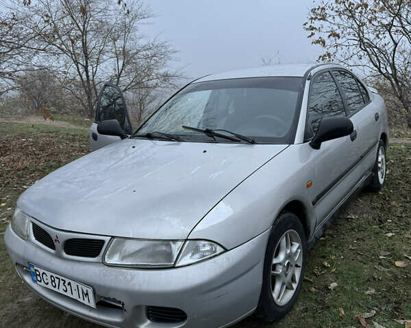Серый Мицубиси Харизма, объемом двигателя 1.6 л и пробегом 340 тыс. км за 2000 $, фото 1 на Automoto.ua