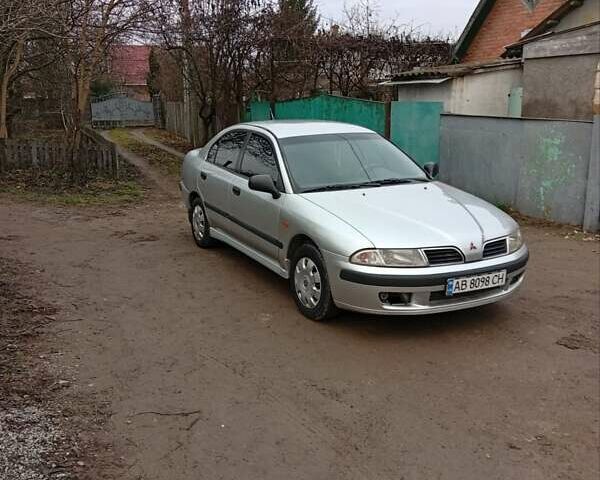 Серый Мицубиси Харизма, объемом двигателя 1.6 л и пробегом 320 тыс. км за 3000 $, фото 1 на Automoto.ua