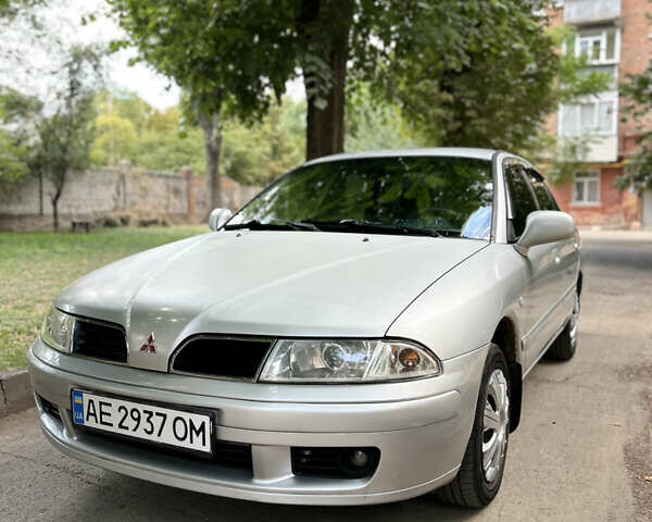 Серый Мицубиси Харизма, объемом двигателя 1.6 л и пробегом 270 тыс. км за 3100 $, фото 1 на Automoto.ua