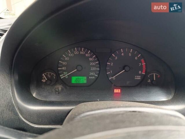 Серый Мицубиси Харизма, объемом двигателя 1.6 л и пробегом 226 тыс. км за 3000 $, фото 1 на Automoto.ua