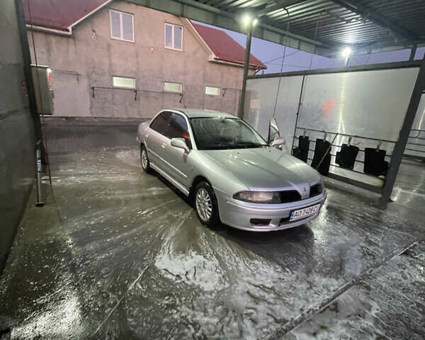 Серый Мицубиси Харизма, объемом двигателя 1.6 л и пробегом 300 тыс. км за 2800 $, фото 1 на Automoto.ua