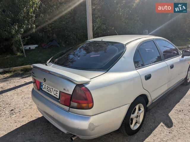 Серый Мицубиси Харизма, объемом двигателя 1.83 л и пробегом 415 тыс. км за 1999 $, фото 1 на Automoto.ua