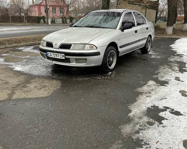Серый Мицубиси Харизма, объемом двигателя 1.87 л и пробегом 275 тыс. км за 3000 $, фото 1 на Automoto.ua