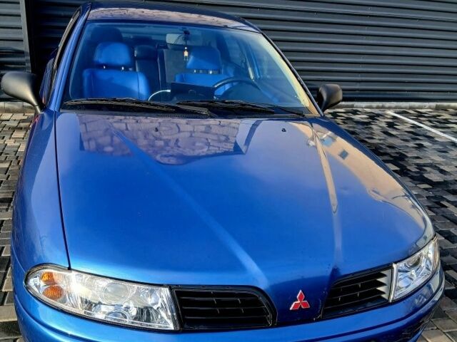 Синий Мицубиси Харизма, объемом двигателя 1.8 л и пробегом 305 тыс. км за 3999 $, фото 1 на Automoto.ua