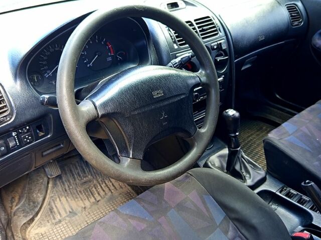 Синій Міцубісі Харизма, об'ємом двигуна 1.6 л та пробігом 300 тис. км за 1900 $, фото 1 на Automoto.ua