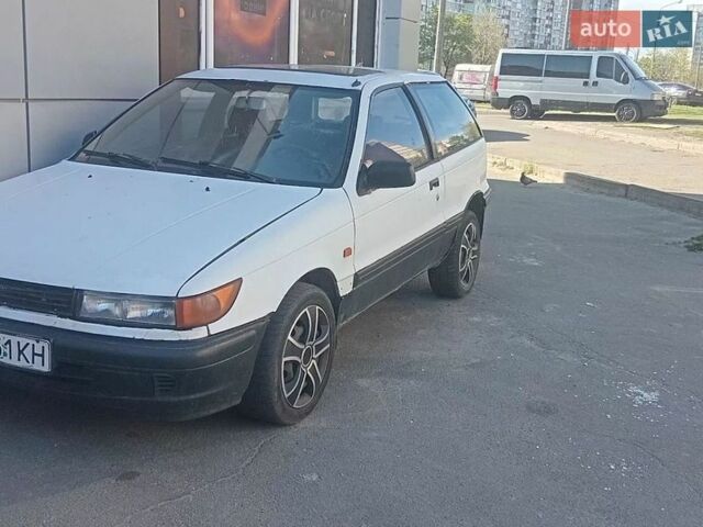 Белый Мицубиси Кольт, объемом двигателя 1.3 л и пробегом 300 тыс. км за 1000 $, фото 1 на Automoto.ua
