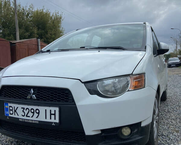 Белый Мицубиси Кольт, объемом двигателя 1.12 л и пробегом 205 тыс. км за 3500 $, фото 1 на Automoto.ua