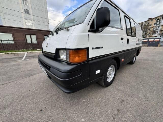 Белый Мицубиси Делика, объемом двигателя 2.5 л и пробегом 350 тыс. км за 2999 $, фото 1 на Automoto.ua