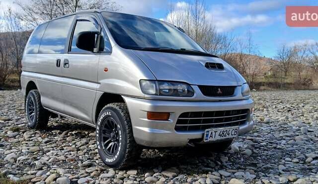 Серый Мицубиси Делика, объемом двигателя 2.5 л и пробегом 347 тыс. км за 9000 $, фото 1 на Automoto.ua