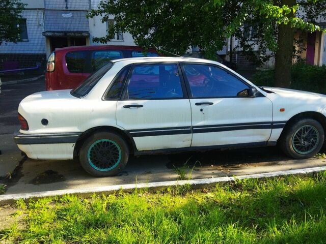 Белый Мицубиси Галант, объемом двигателя 2 л и пробегом 273 тыс. км за 650 $, фото 1 на Automoto.ua