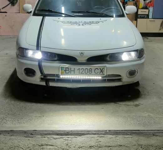 Белый Мицубиси Галант, объемом двигателя 2 л и пробегом 290 тыс. км за 1500 $, фото 1 на Automoto.ua