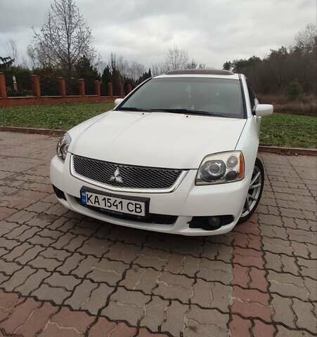 Белый Мицубиси Галант, объемом двигателя 2.4 л и пробегом 205 тыс. км за 7555 $, фото 1 на Automoto.ua