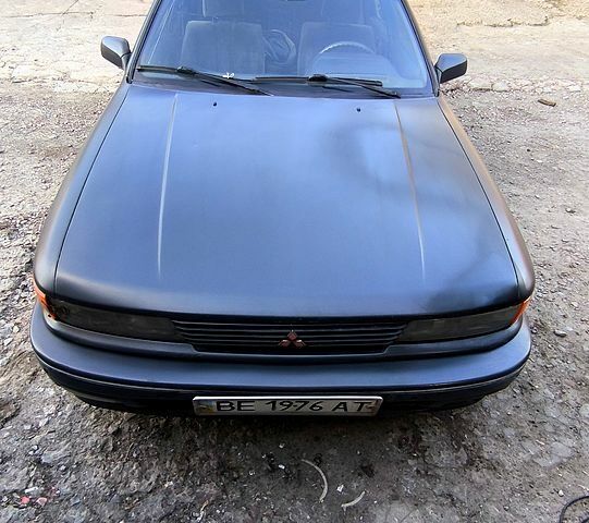 Черный Мицубиси Галант, объемом двигателя 1.8 л и пробегом 300 тыс. км за 1800 $, фото 1 на Automoto.ua