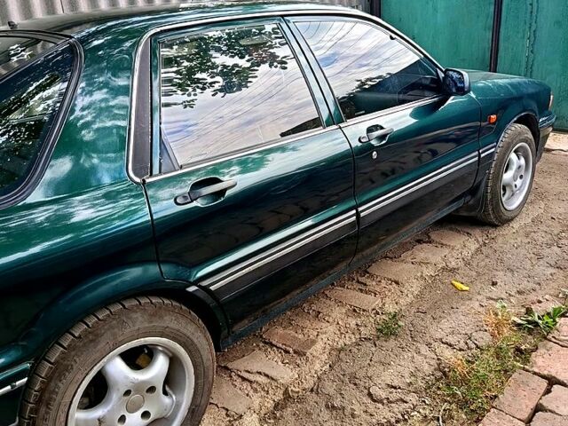 Зеленый Мицубиси Галант, объемом двигателя 1.9 л и пробегом 300 тыс. км за 1000 $, фото 1 на Automoto.ua