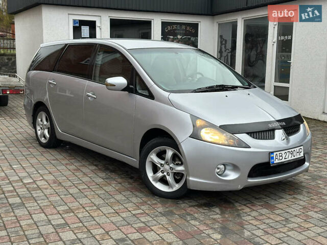 Серый Мицубиси Грандис, объемом двигателя 2.4 л и пробегом 263 тыс. км за 5300 $, фото 1 на Automoto.ua
