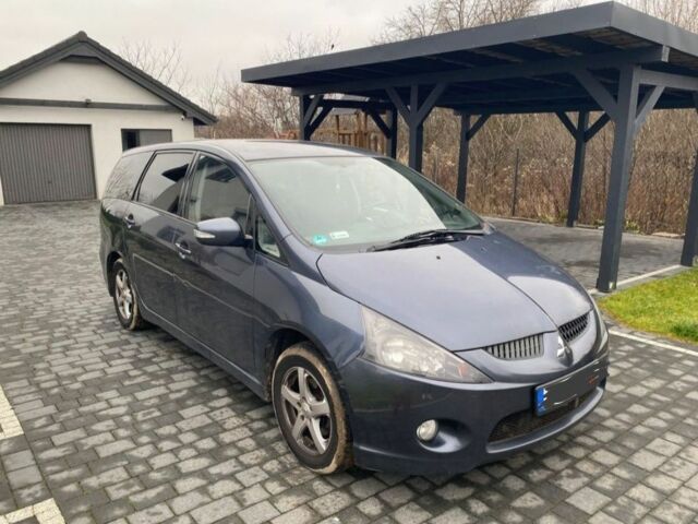 Серый Мицубиси Грандис, объемом двигателя 2 л и пробегом 300 тыс. км за 2699 $, фото 1 на Automoto.ua