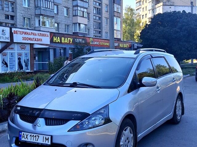 Серый Мицубиси Грандис, объемом двигателя 2.4 л и пробегом 300 тыс. км за 6700 $, фото 1 на Automoto.ua