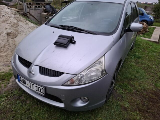 Сірий Міцубісі Грандіс, об'ємом двигуна 2 л та пробігом 237 тис. км за 3500 $, фото 1 на Automoto.ua