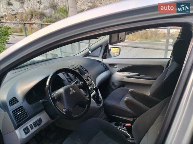 Серый Мицубиси Грандис, объемом двигателя 2.4 л и пробегом 480 тыс. км за 5800 $, фото 1 на Automoto.ua