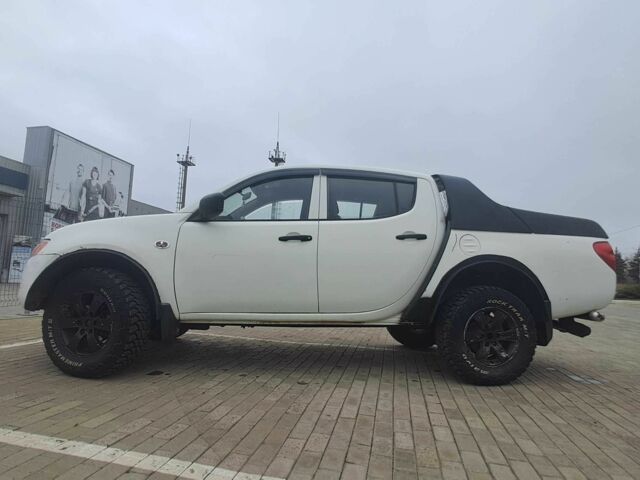 Белый Мицубиси Л 200, объемом двигателя 2.5 л и пробегом 178 тыс. км за 5000 $, фото 1 на Automoto.ua