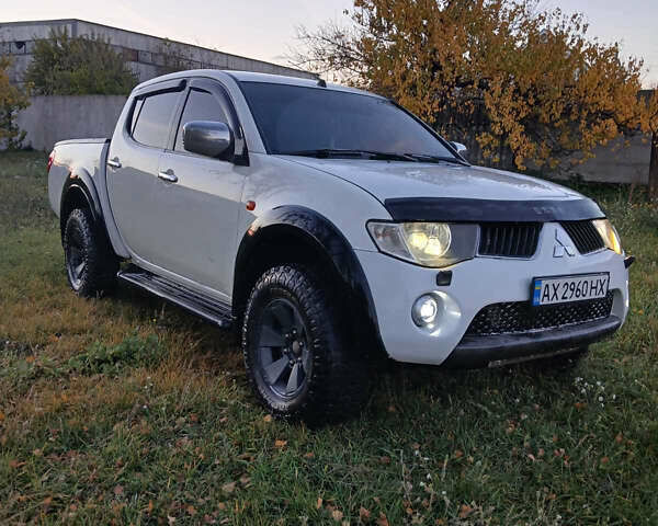 Білий Міцубісі Л 200, об'ємом двигуна 2.48 л та пробігом 360 тис. км за 11300 $, фото 1 на Automoto.ua