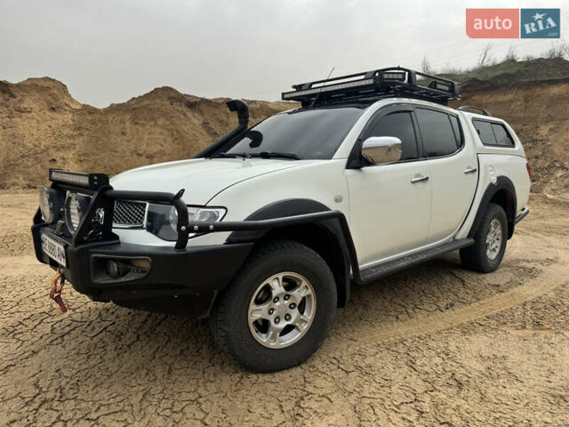 Белый Мицубиси Л 200, объемом двигателя 2.48 л и пробегом 169 тыс. км за 17200 $, фото 1 на Automoto.ua