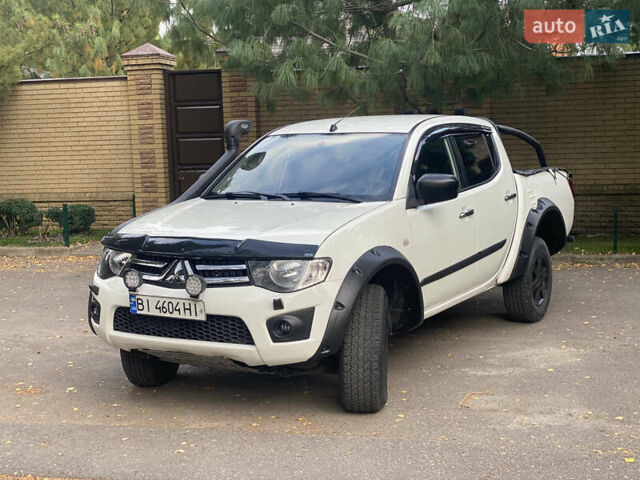 Белый Мицубиси Л 200, объемом двигателя 2.48 л и пробегом 169 тыс. км за 15000 $, фото 1 на Automoto.ua