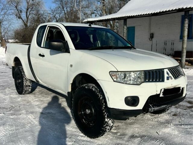 Белый Мицубиси Л 200, объемом двигателя 0 л и пробегом 230 тыс. км за 6300 $, фото 1 на Automoto.ua