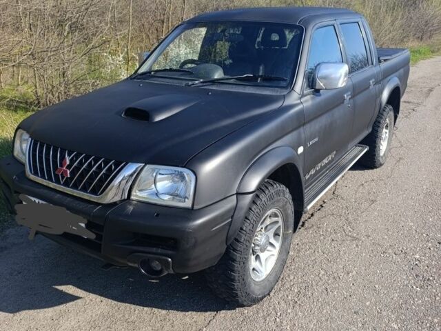 Черный Мицубиси Л 200, объемом двигателя 2.5 л и пробегом 250 тыс. км за 4000 $, фото 1 на Automoto.ua