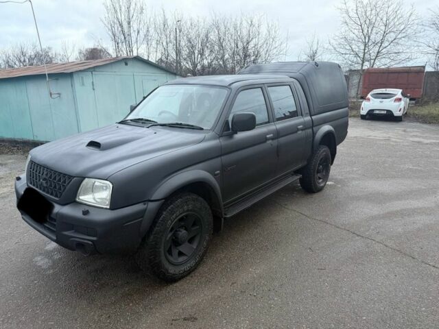 Черный Мицубиси Л 200, объемом двигателя 2.5 л и пробегом 150 тыс. км за 4650 $, фото 1 на Automoto.ua