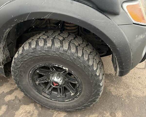 Черный Мицубиси Л 200, объемом двигателя 2.5 л и пробегом 500 тыс. км за 9300 $, фото 1 на Automoto.ua