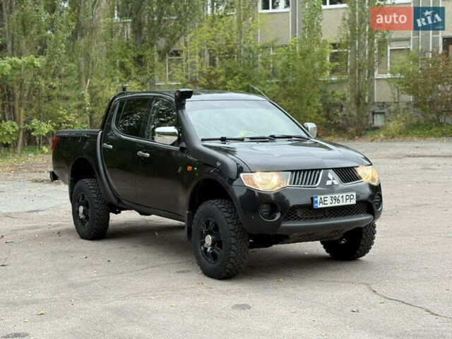 Черный Мицубиси Л 200, объемом двигателя 2.5 л и пробегом 152 тыс. км за 11800 $, фото 1 на Automoto.ua
