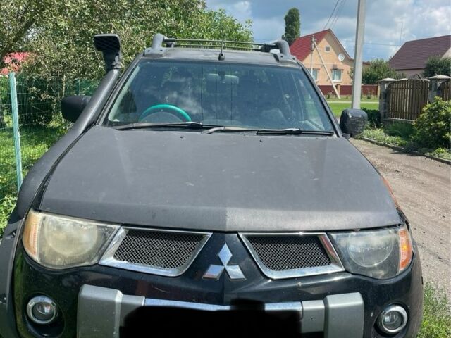 Черный Мицубиси Л 200, объемом двигателя 2.5 л и пробегом 300 тыс. км за 4311 $, фото 1 на Automoto.ua