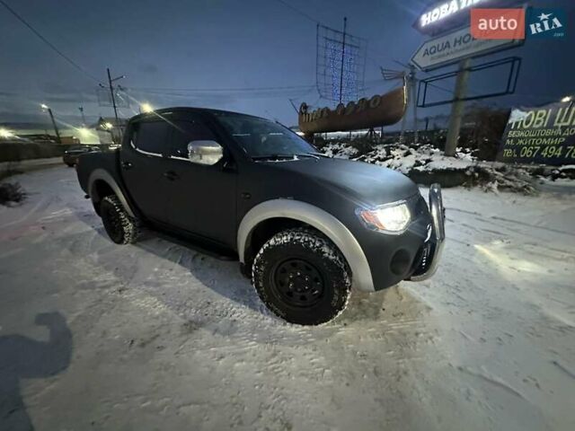 Черный Мицубиси Л 200, объемом двигателя 2.48 л и пробегом 235 тыс. км за 12500 $, фото 1 на Automoto.ua