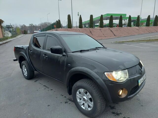 Черный Мицубиси Л 200, объемом двигателя 0 л и пробегом 300 тыс. км за 8000 $, фото 1 на Automoto.ua