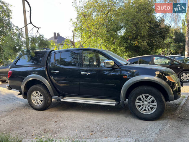 Черный Мицубиси Л 200, объемом двигателя 2.5 л и пробегом 221 тыс. км за 12800 $, фото 1 на Automoto.ua