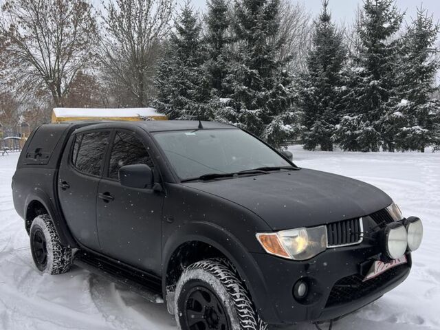 Черный Мицубиси Л 200, объемом двигателя 2.5 л и пробегом 200 тыс. км за 7500 $, фото 1 на Automoto.ua