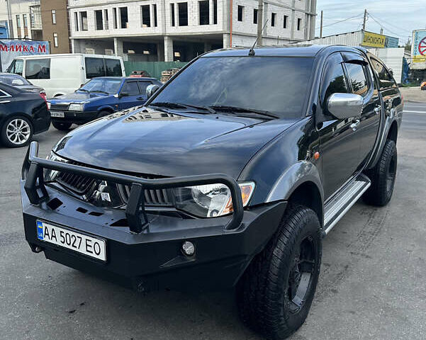 Черный Мицубиси Л 200, объемом двигателя 2.48 л и пробегом 210 тыс. км за 16500 $, фото 1 на Automoto.ua