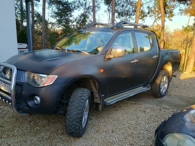 Черный Мицубиси Л 200, объемом двигателя 2.5 л и пробегом 322 тыс. км за 2800 $, фото 1 на Automoto.ua