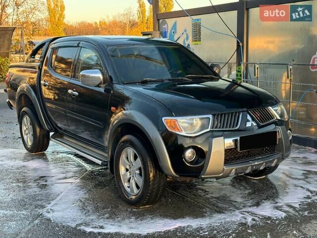 Чорний Міцубісі Л 200, об'ємом двигуна 2.5 л та пробігом 302 тис. км за 10500 $, фото 1 на Automoto.ua