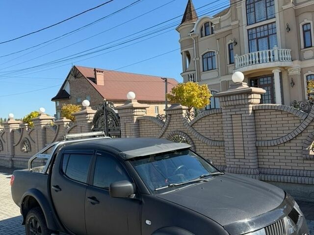Черный Мицубиси Л 200, объемом двигателя 2.48 л и пробегом 400 тыс. км за 11900 $, фото 1 на Automoto.ua