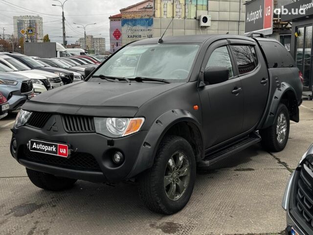 Чорний Міцубісі Л 200, об'ємом двигуна 2.5 л та пробігом 330 тис. км за 9890 $, фото 1 на Automoto.ua