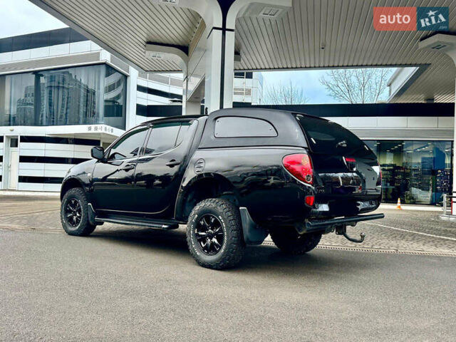 Черный Мицубиси Л 200, объемом двигателя 2.48 л и пробегом 170 тыс. км за 16000 $, фото 1 на Automoto.ua