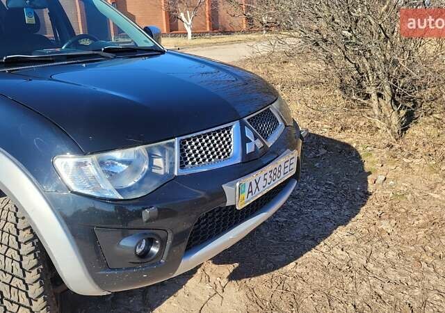 Черный Мицубиси Л 200, объемом двигателя 2.48 л и пробегом 240 тыс. км за 16000 $, фото 1 на Automoto.ua